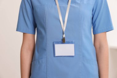 Boş rozetli doktor hastanede, yakın plan.