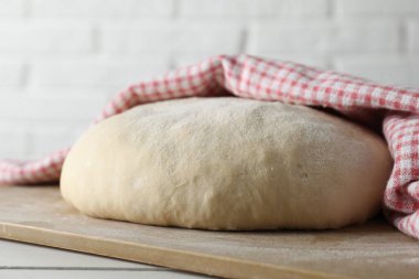 Hafif ahşap masada taze ev yapımı hamur.