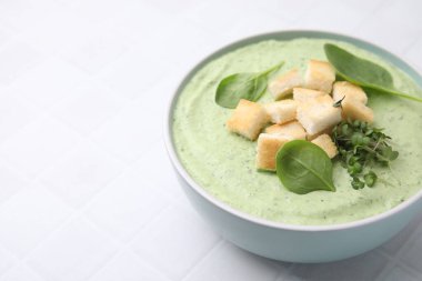 Beyaz fayanslı tabakta kıtır ekmekli ıspanak kremalı çorba. Metin için boşluk