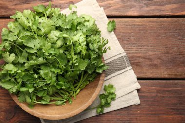 Tabakta taze kişniş, ahşap masa, üst manzara. Metin için boşluk