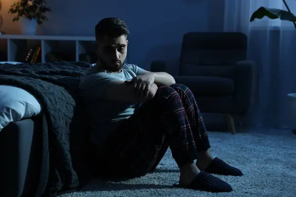Frustrated Man Suffering Insomnia Bedroom Night Imagens De Bancos De Imagens