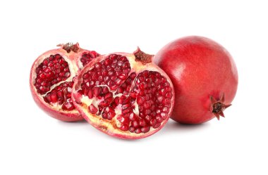 Yarı yarıya ve beyaz üzerine izole edilmiş tüm narlar.