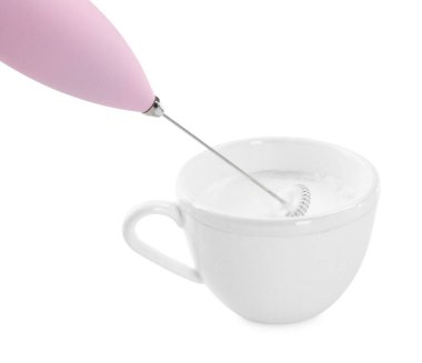 Mini karıştırıcı ile süt çırpma (frother çubuk) beyaz üzerinde izole