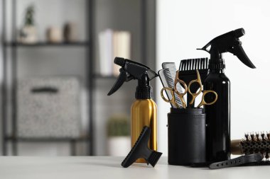 Kuaför aletleri seti salonda masa, metin için boşluk