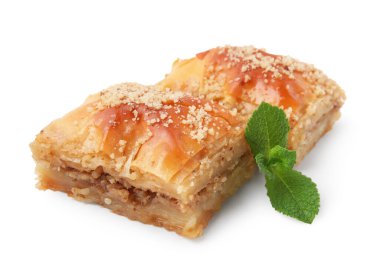 Doğu tatlıları. Nane aromalı lezzetli baklava parçaları beyaza izole edilmiş.