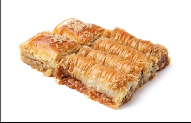 Doğu tatlıları. Lezzetli baklava parçaları beyaza izole edilmiş.