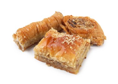 Doğu tatlıları. Lezzetli baklava parçaları beyaza izole edilmiş.