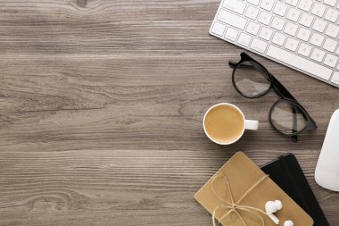 Tahta masa üzerinde farklı ofis kırtasiyesine sahip düz kompozisyon, metin için boşluk