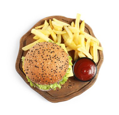 Lezzetli köfteli hamburger, patates kızartması ve soslu, beyaza izole edilmiş, üst manzara.