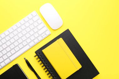 Sarı arkaplan üzerine ofis kırtasiyesi ile düz kompozisyon, metin için boşluk