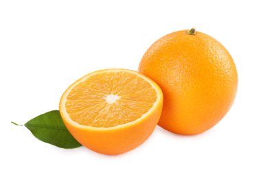 Tam ve kesilmiş portakallar beyaza izole edilmiş.