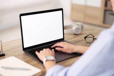 Ofisteki ahşap masada Webinar izleyen kadın, yakın plan.