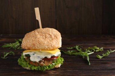 Tahta masada nefis vejetaryen burger ve roka.