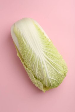 Pembe arka planda taze Çin lahanası.