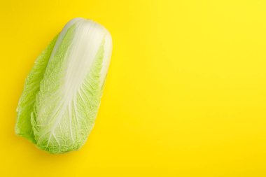 Sarı arka planda taze, olgun Çin lahanası. Metin için boşluk