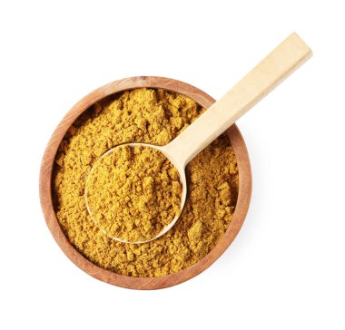 Kuru köri tozu kasede ve kaşıkta izole edilmiş beyaz, üst manzara