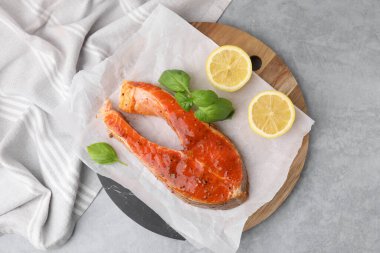 Taze salamura, balık, limon ve fesleğen gri masada, üst manzara