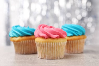 Gri masadaki kremalı leziz kekler, yakın plan.