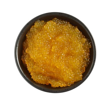 Kasede taze turna balığı havyarı, beyaz, üst manzara izole.