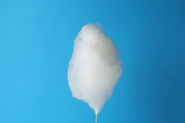 Açık mavi arkaplanda bir pamuk helva