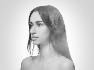 Kadın ve ağaçların gri arka planda çift pozlama, siyah ve beyaz efekt