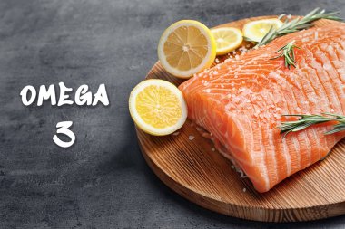 Omega 3. Gri masada tuzlu, biberiyeli ve limonlu taze somon. Yakın plan.