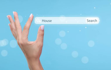 Ev araması. Açık mavi arkaplanda sanal arama çubuğu tutan kadın, yakın plan