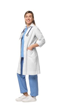 Beyaz arka planda steteskoplu mutlu doktor portresi