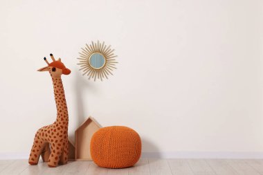 Işık duvarı ve oyuncakları olan güzel bir çocuk odası, mesaj için yer. İç tasarım