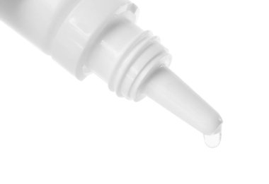 Beyaz arka planda şişeden damlayan tıbbi damlalar