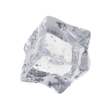 Bir kristal berrak buz küpü beyaza izole edilmiş