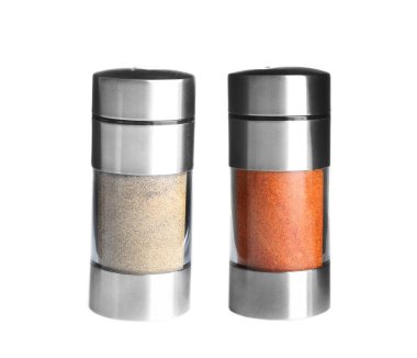 Beyaz üzerine izole edilmiş farklı biber türleri ile karıştırıcılar