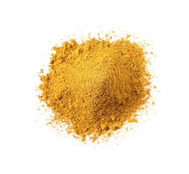 Beyaz üzerine izole edilmiş kuru köri tozu yığını.