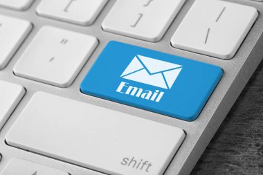 E- posta sözcüğüyle açık mavi düğme ve bilgisayar klavyesindeki zarfın resmedilmesi, kapatma