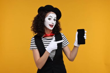 Turuncu arka planda telefonlu komik bir mayın.