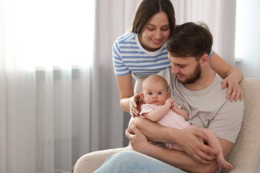 Mutlu bir aile. Evde şirin bebekleri olan ebeveynler, mesaj atmak için yer var.