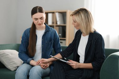 Ofiste hastayla çalışan psikoterapist.