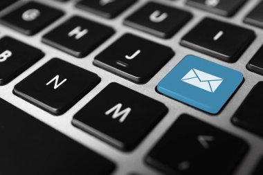 E-posta. Açık mavi düğme, bilgisayar klavyesinde zarfın resmedilmesi, yakın plan