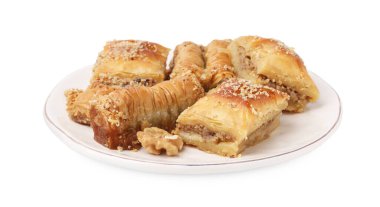 Doğu tatlıları. Lezzetli baklava parçaları beyaza izole edilmiş.