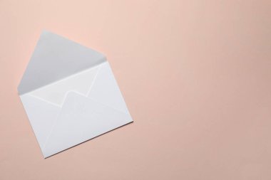 Bej arka planda mektup zarfı, üst manzara. Metin için boşluk