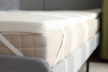 Gri yatakta beyaz, köpüklü yatak üstü, yakın plan.