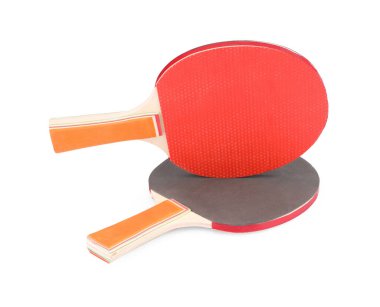 Ping pong raketleri beyaza izole edilmiş. Spor malzemeleri.