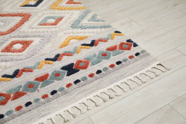 Beyaz kaplamalı, yumuşak halı döşemesi.