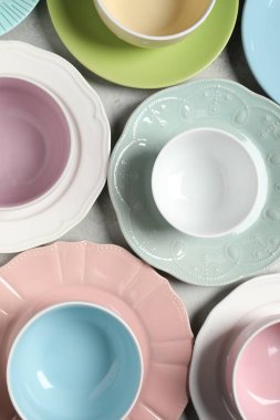 Seramik bulaşık takımı açık gri masada, düz yatıyordu.