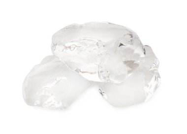 Temiz buz parçaları beyaza izole edilmiş.