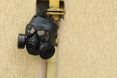 Bir gaz maskesi dışarıda asılı duruyor. Metin için boşluk