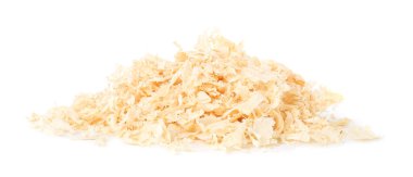 Beyaz üzerinde izole edilmiş odun talaşı yığını