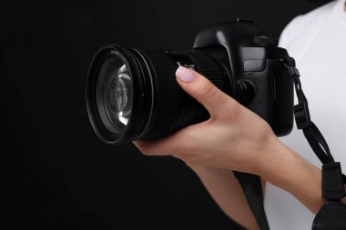Siyah arkaplanda kamera olan fotoğrafçı, yakın plan