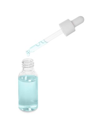Beyaz arka planda şişeye damlayan tıbbi damlalar