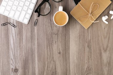 Tahta masa üzerinde farklı ofis kırtasiyesine sahip düz kompozisyon, metin için boşluk